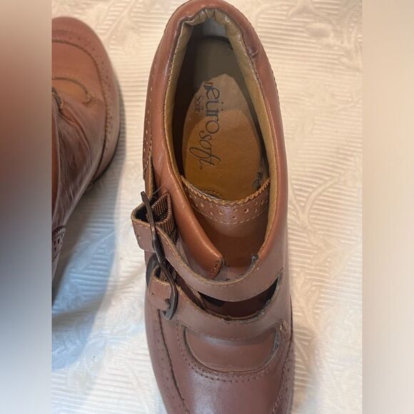 Chic Tan Leather Ankle Booties - Picture 8 of 12